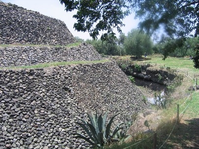 The round pyramid of Cuicuilco (800-600 BC); 5�far away from home