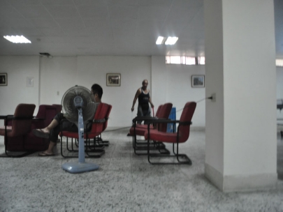  清潔器 (janitor trying to clean)