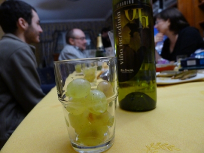 tanto hablar tanto hablar y se nos olvid� tomar las uvas!