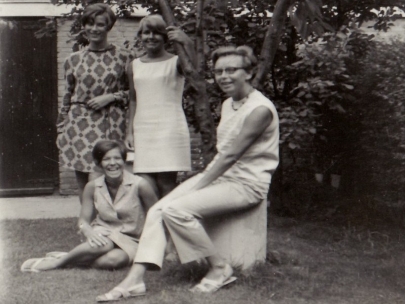 1967 Anneke, Inez, Inez' moeder en ik 